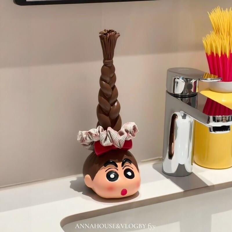 Home Bathroom Products - ที่เก็บยางมัดผมลายการ์ตูนคาวาอี้ คราโยน ชินจัง แบบเปียยาว ของตกแต่งโต๊ะทำงานสุดสร้างสรรค์ อุปกรณ์ตกแต่งห้องน้ำ
